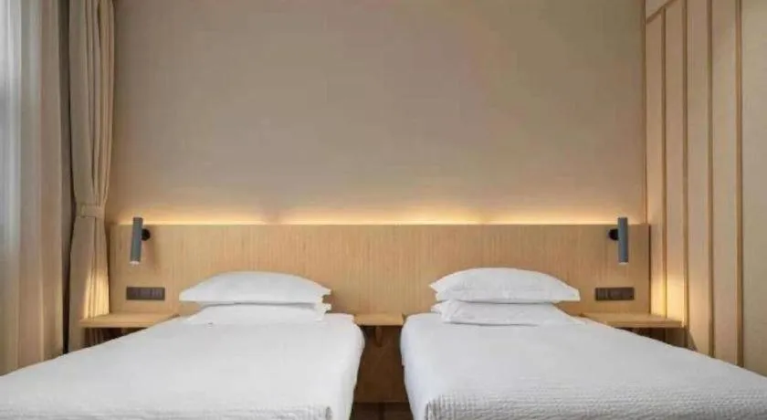 Bed in Meijin All Suites Hotel Suzhou