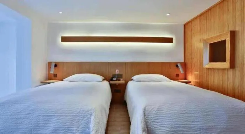 Bed in Meijin All Suites Hotel Suzhou