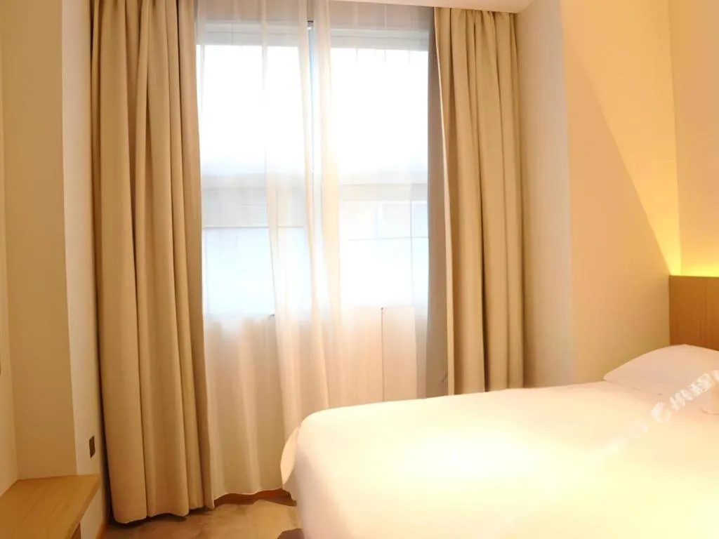 Bed in Meijin All Suites Hotel Suzhou