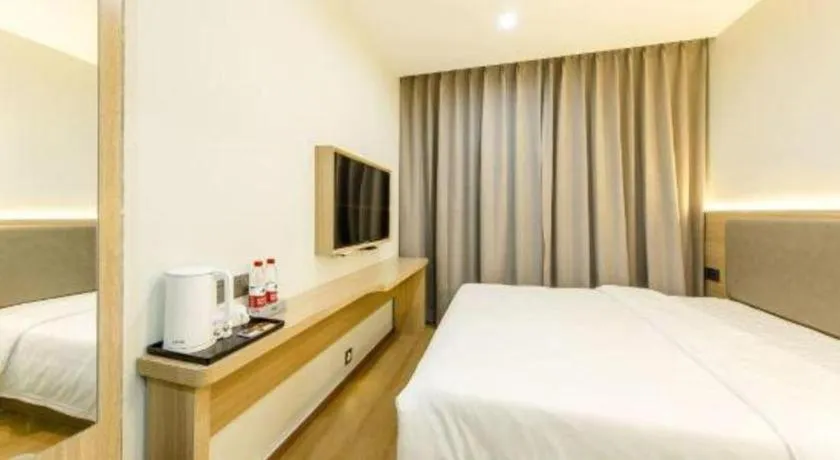 Bed in Borrman Hotel South Beijing Railway Station Caoqiao Station