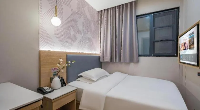 Bed in Borrman Hotel South Beijing Railway Station Caoqiao Station