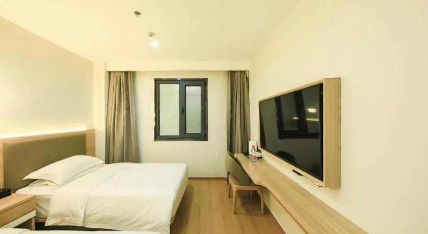 Bed in Borrman Hotel South Beijing Railway Station Caoqiao Station