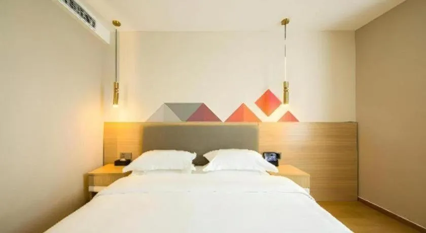 Bed in Borrman Hotel South Beijing Railway Station Caoqiao Station