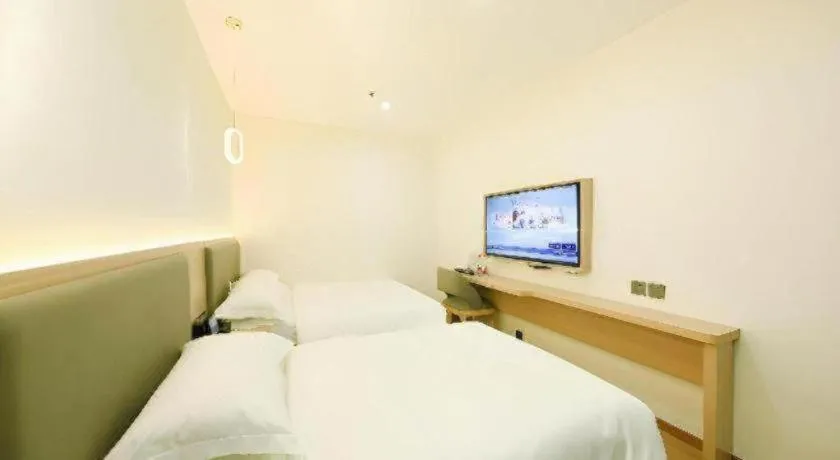 Bed in Borrman Hotel South Beijing Railway Station Caoqiao Station