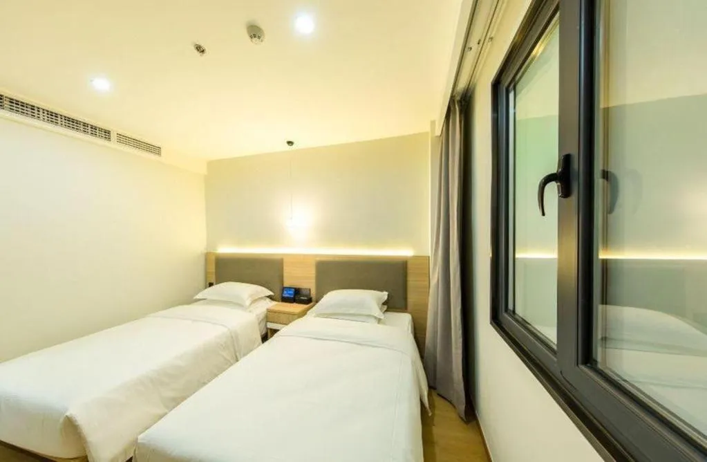 Bed in Borrman Hotel South Beijing Railway Station Caoqiao Station