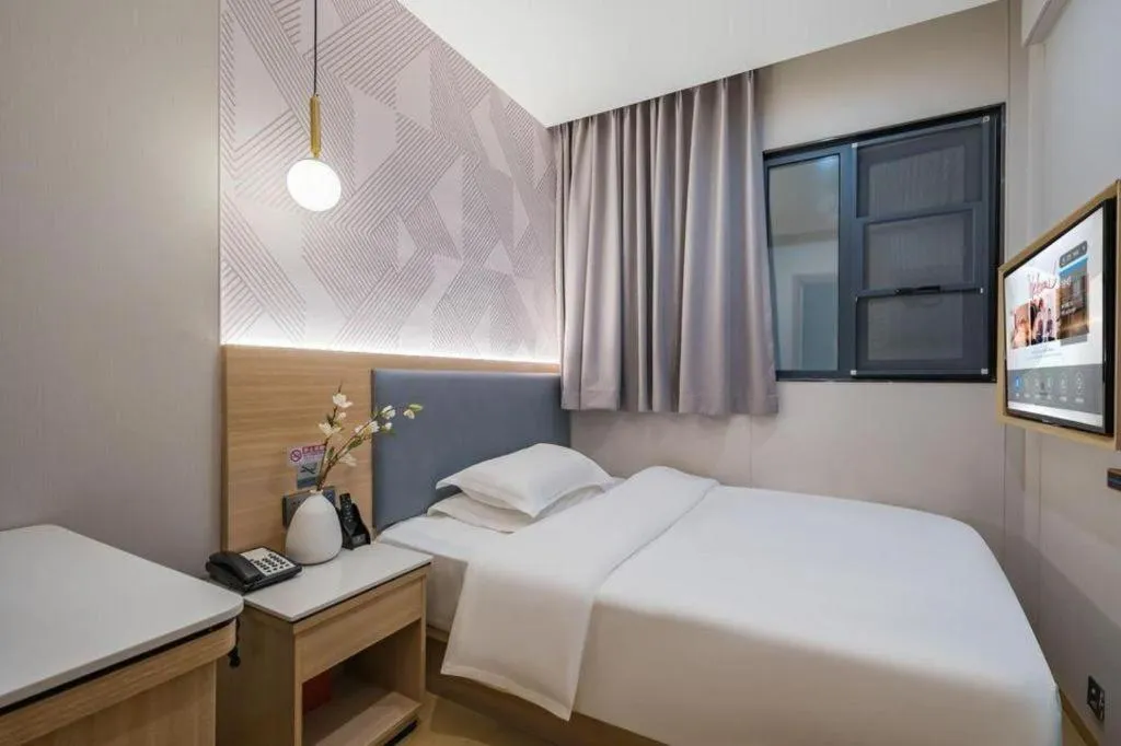 Bed in Borrman Hotel South Beijing Railway Station Caoqiao Station