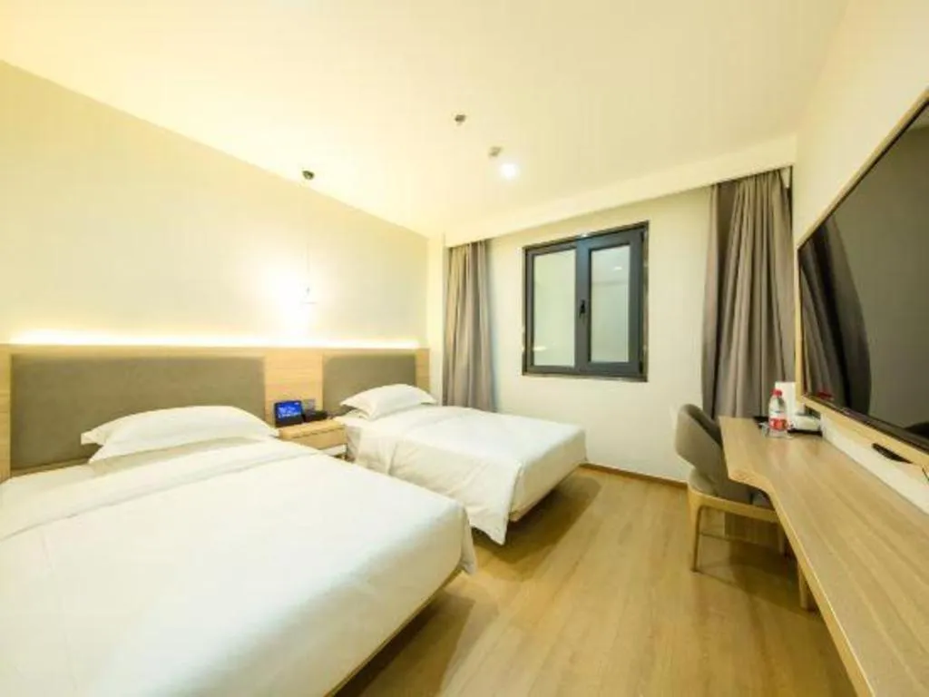 Bed in Borrman Hotel South Beijing Railway Station Caoqiao Station