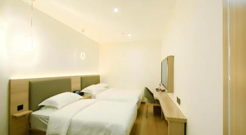 Bed in Borrman Hotel South Beijing Railway Station Caoqiao Station