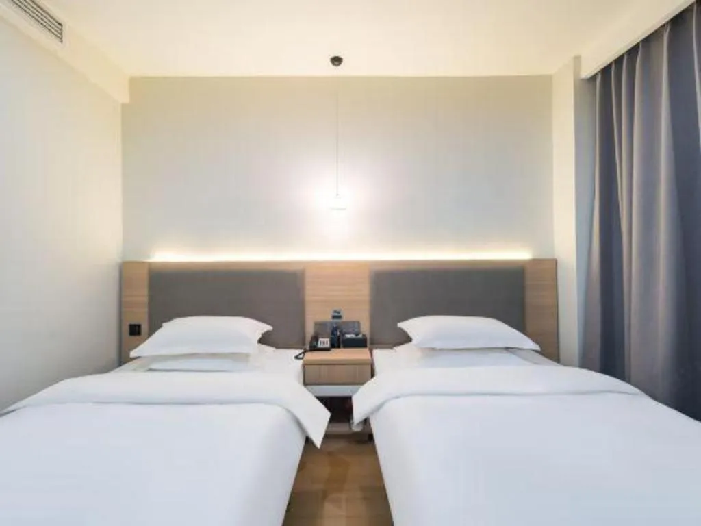 Bed in Borrman Hotel South Beijing Railway Station Caoqiao Station