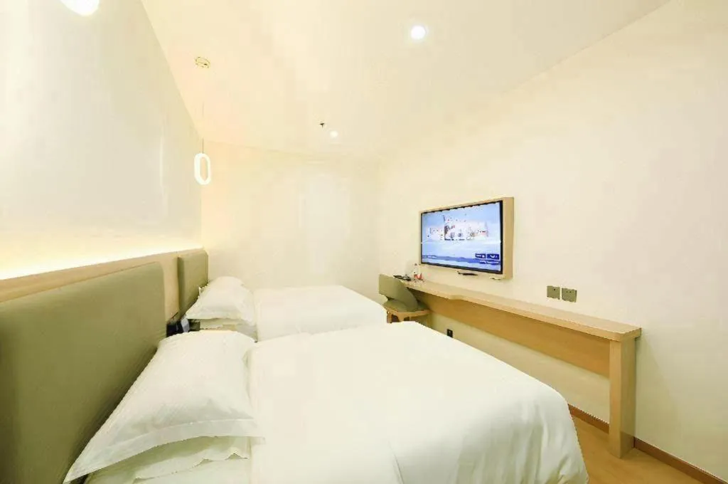 Bed in Borrman Hotel South Beijing Railway Station Caoqiao Station