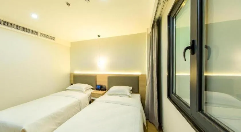 Bed in Borrman Hotel South Beijing Railway Station Caoqiao Station