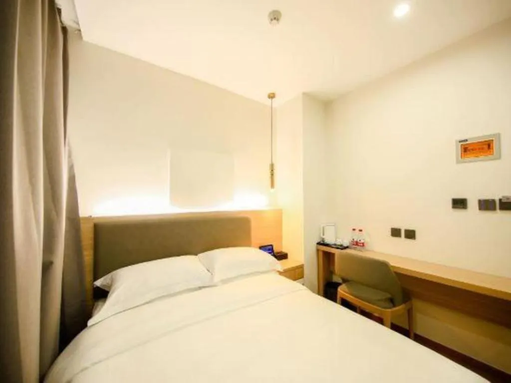 Bed in Borrman Hotel South Beijing Railway Station Caoqiao Station