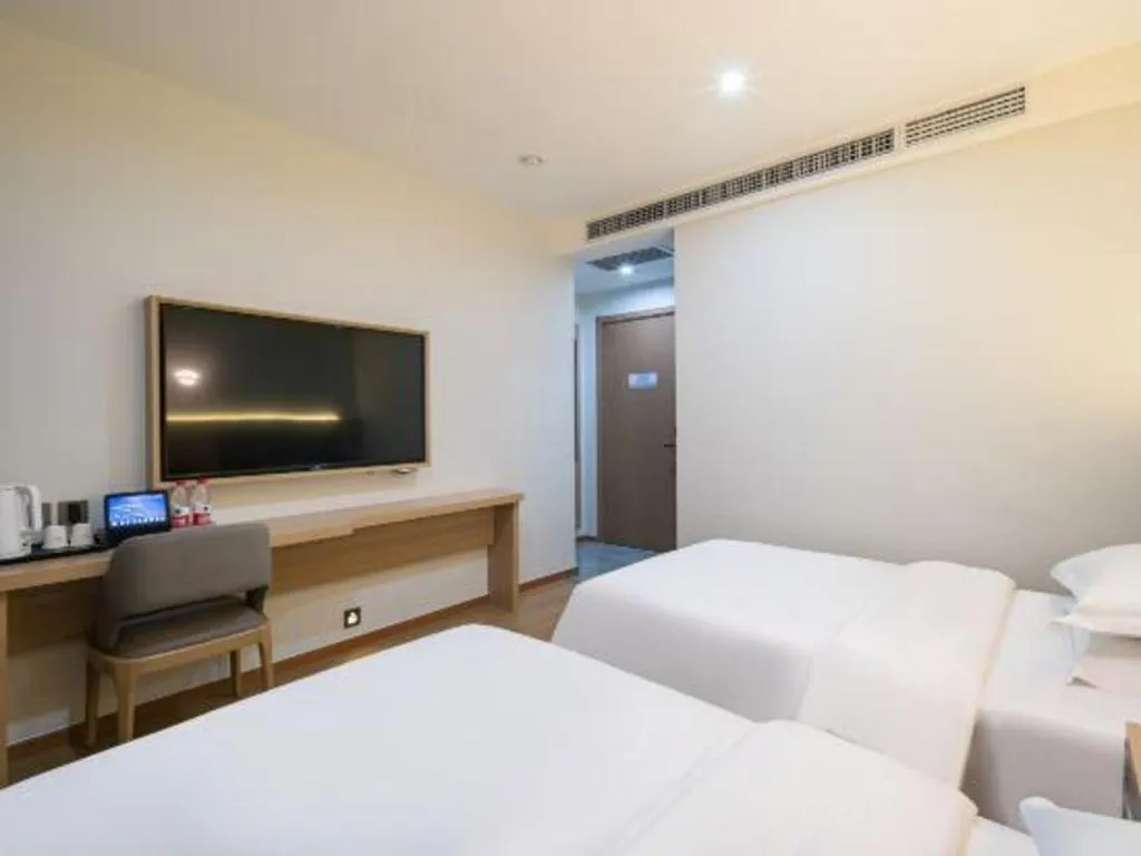 Bed in Borrman Hotel South Beijing Railway Station Caoqiao Station