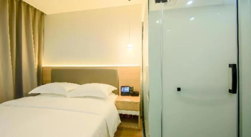 Bed in Borrman Hotel South Beijing Railway Station Caoqiao Station