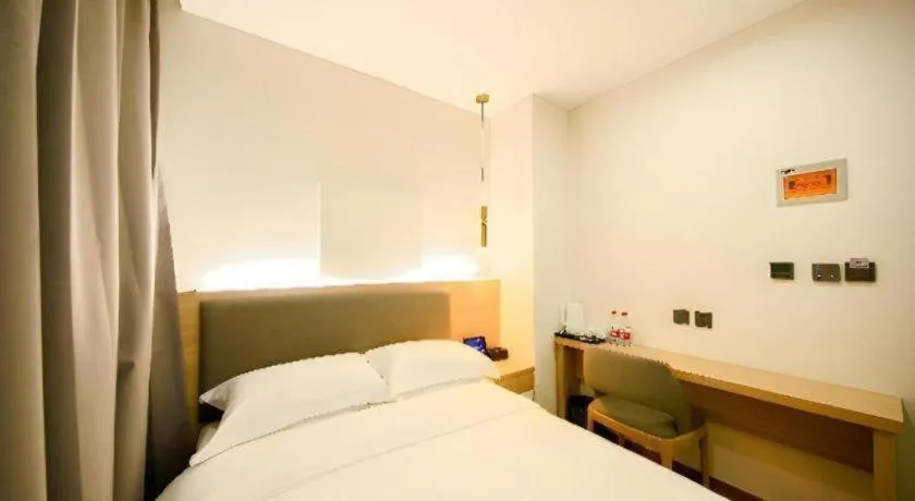 Bed in Borrman Hotel South Beijing Railway Station Caoqiao Station