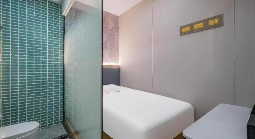 Bed in Borrman Hotel South Beijing Railway Station Caoqiao Station