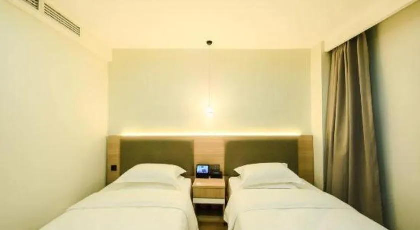 Bed in Borrman Hotel South Beijing Railway Station Caoqiao Station