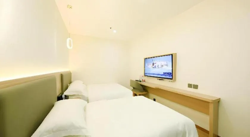 Bed in Borrman Hotel South Beijing Railway Station Caoqiao Station