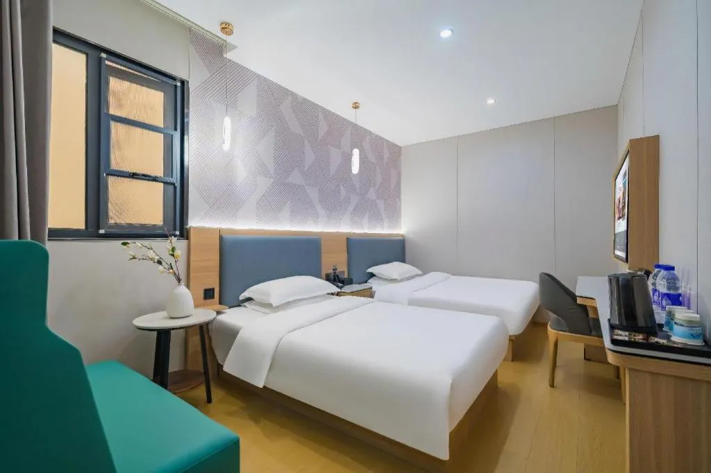 Bed in Borrman Hotel South Beijing Railway Station Caoqiao Station