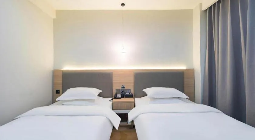 Bed in Borrman Hotel South Beijing Railway Station Caoqiao Station