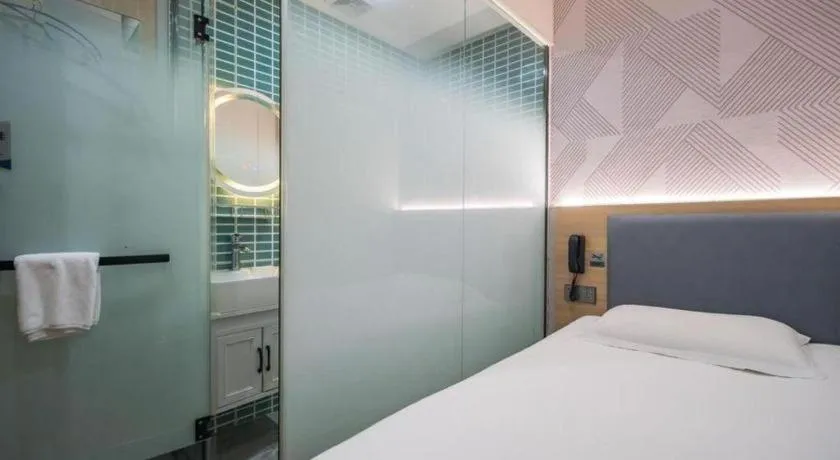 Bed in Borrman Hotel South Beijing Railway Station Caoqiao Station