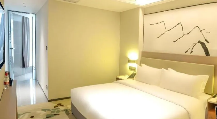 Bed in GreenTree Eastern Chongqing Yangjiaping Pedestrian Street Mixc Hotel