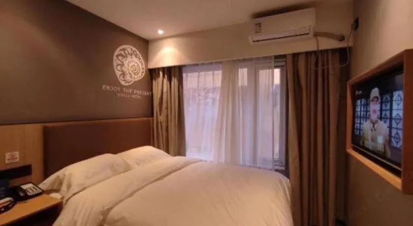 Bed in Shell Hotel Beijing Shunyi District Shunyi Metro Station