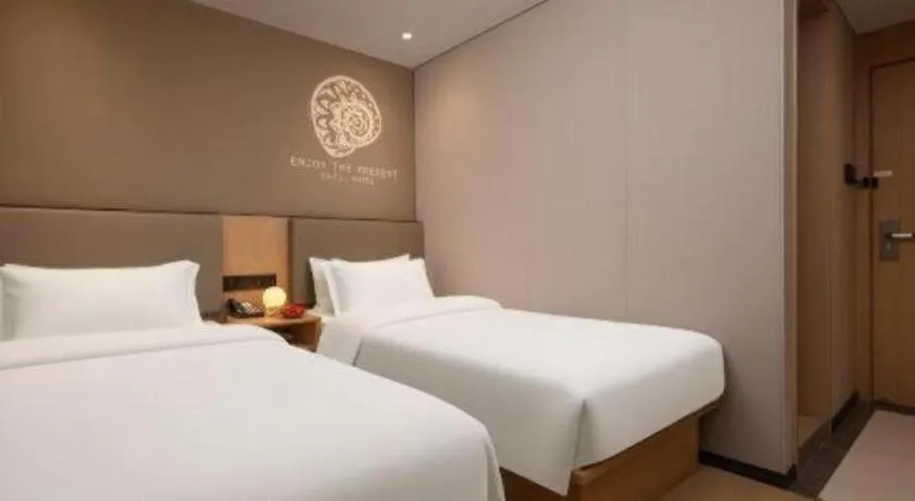 Bed in Shell Hotel Beijing Shunyi District Shunyi Metro Station
