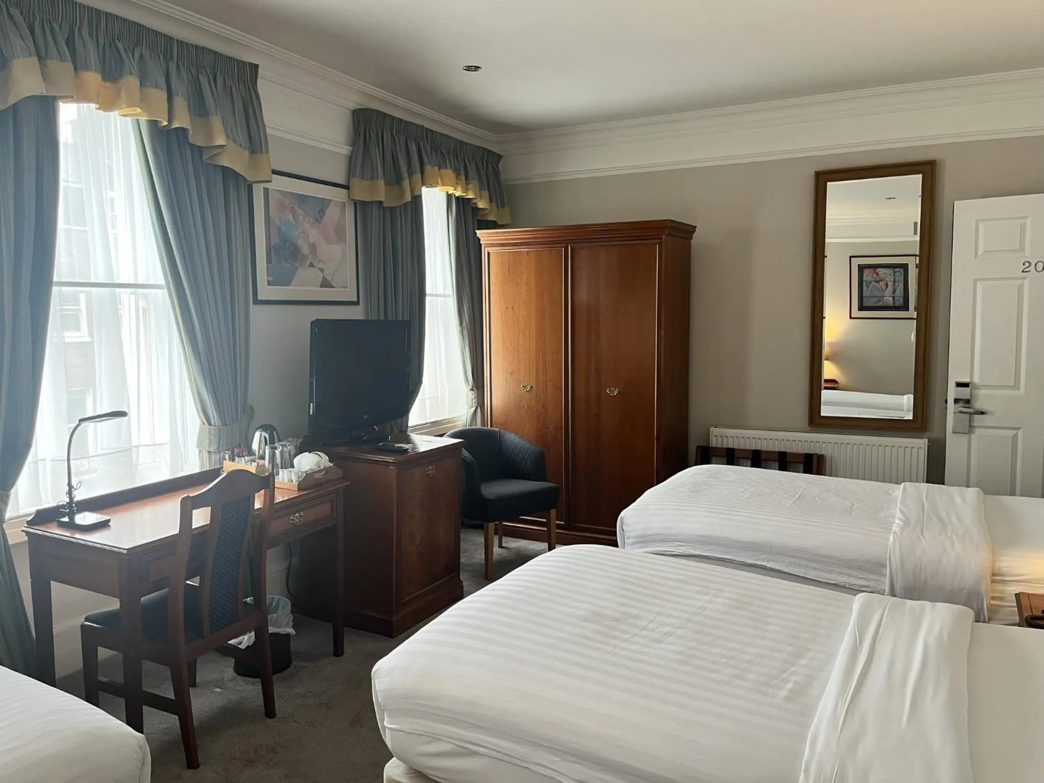 Bedroom, Bed in Staunton Hotel - B&B