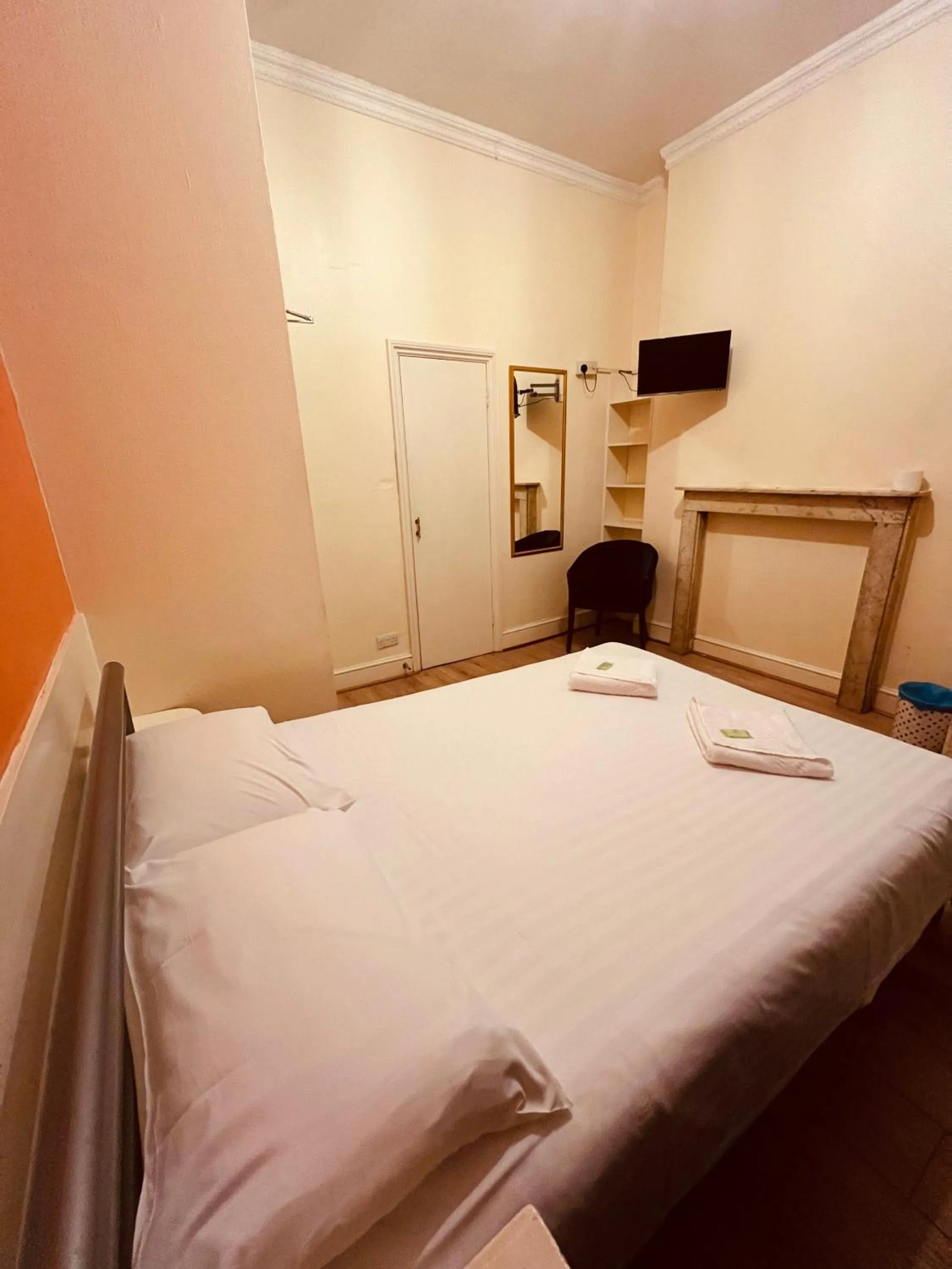 Bedroom, Bed in Gresham Hotel Bloomsbury