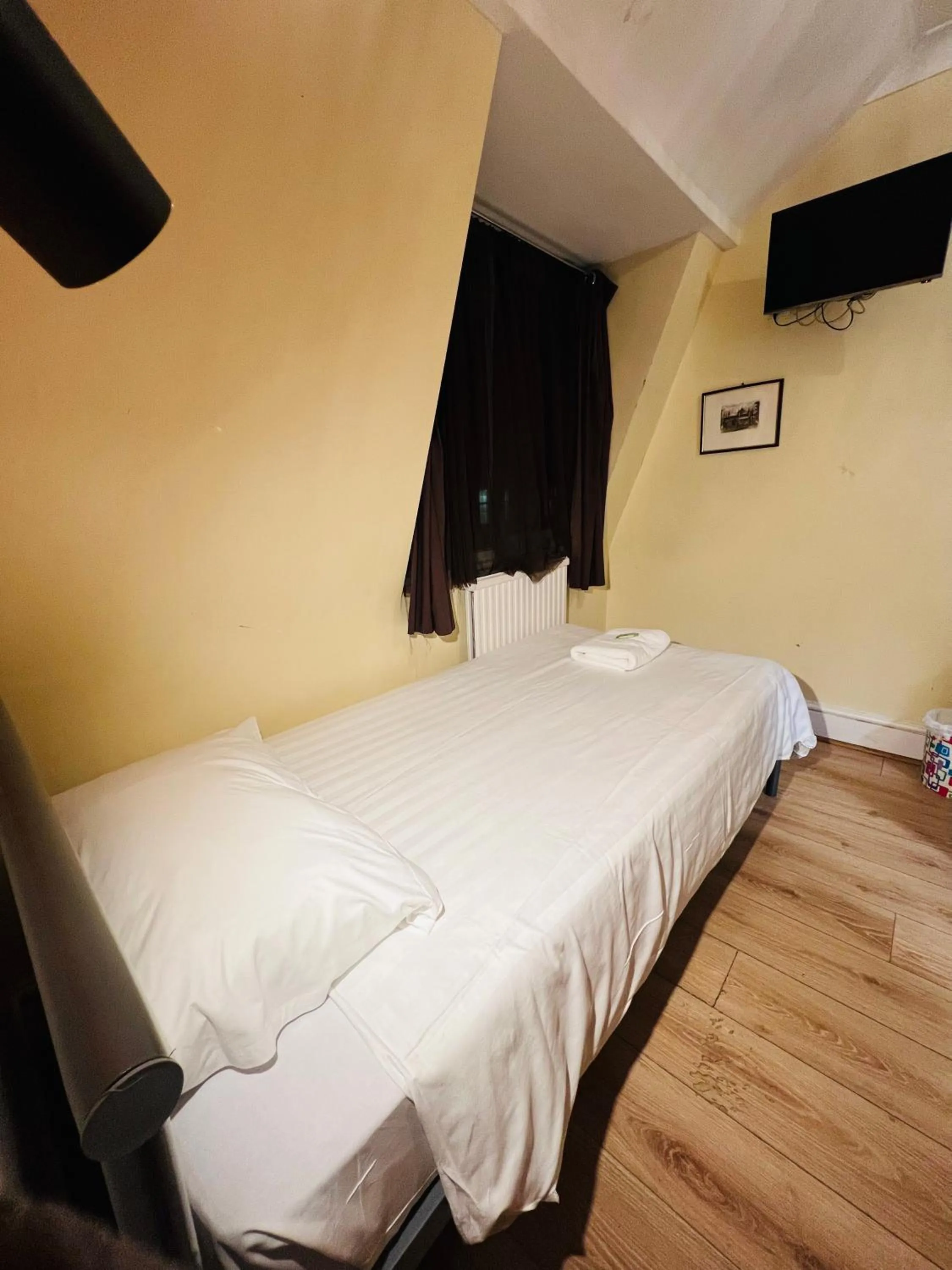 Bedroom, Bed in Gresham Hotel Bloomsbury