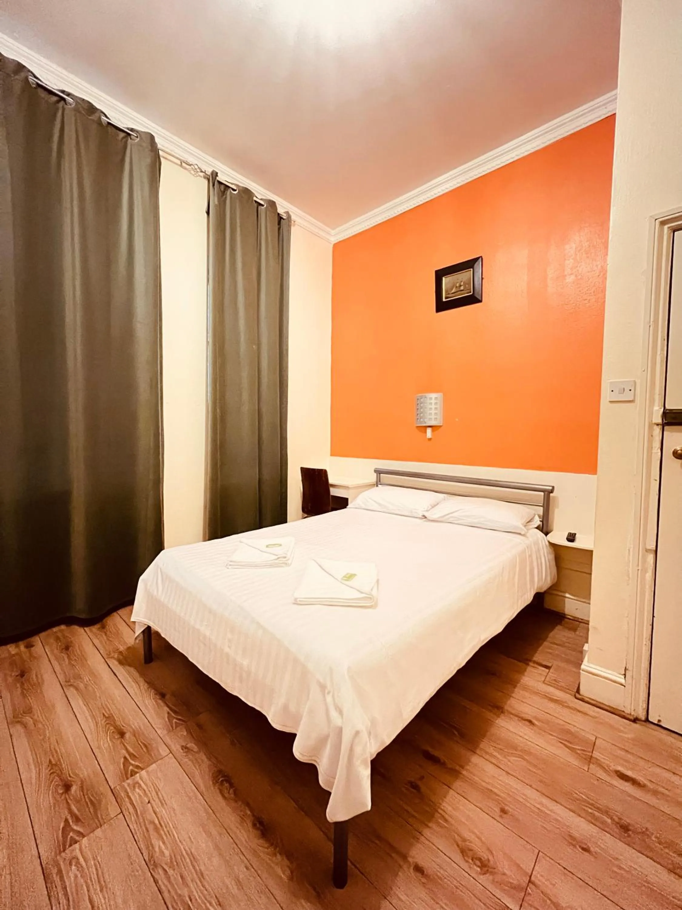 Bedroom, Bed in Gresham Hotel Bloomsbury