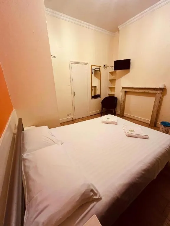 Bedroom, Bed in Gresham Hotel Bloomsbury