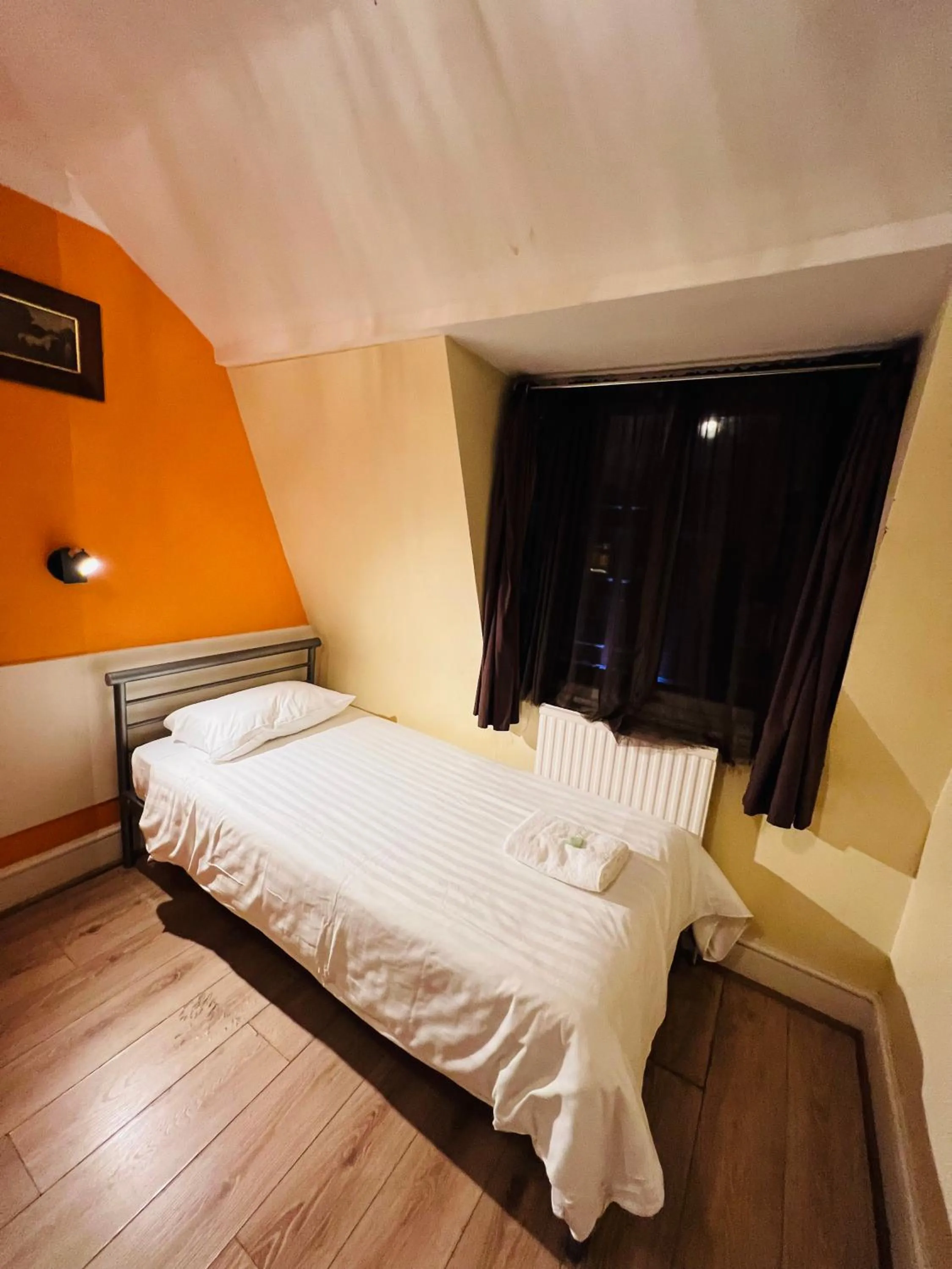 Bedroom, Bed in Gresham Hotel Bloomsbury