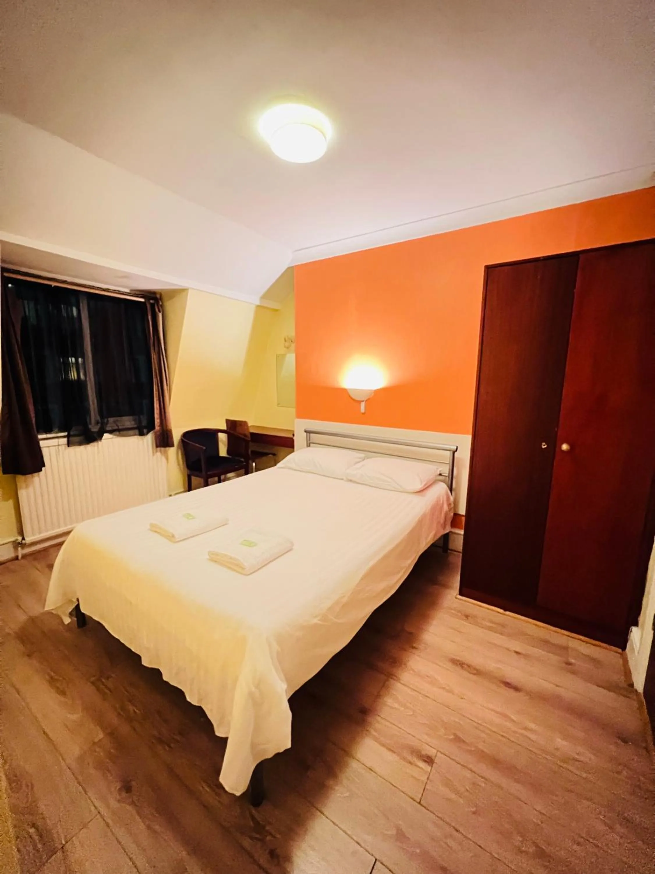 Bedroom, Bed in Gresham Hotel Bloomsbury