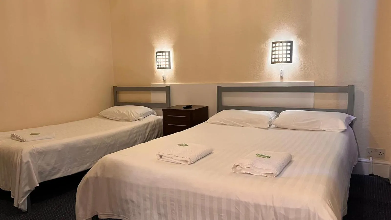 Bedroom, Bed in Gresham Hotel Bloomsbury