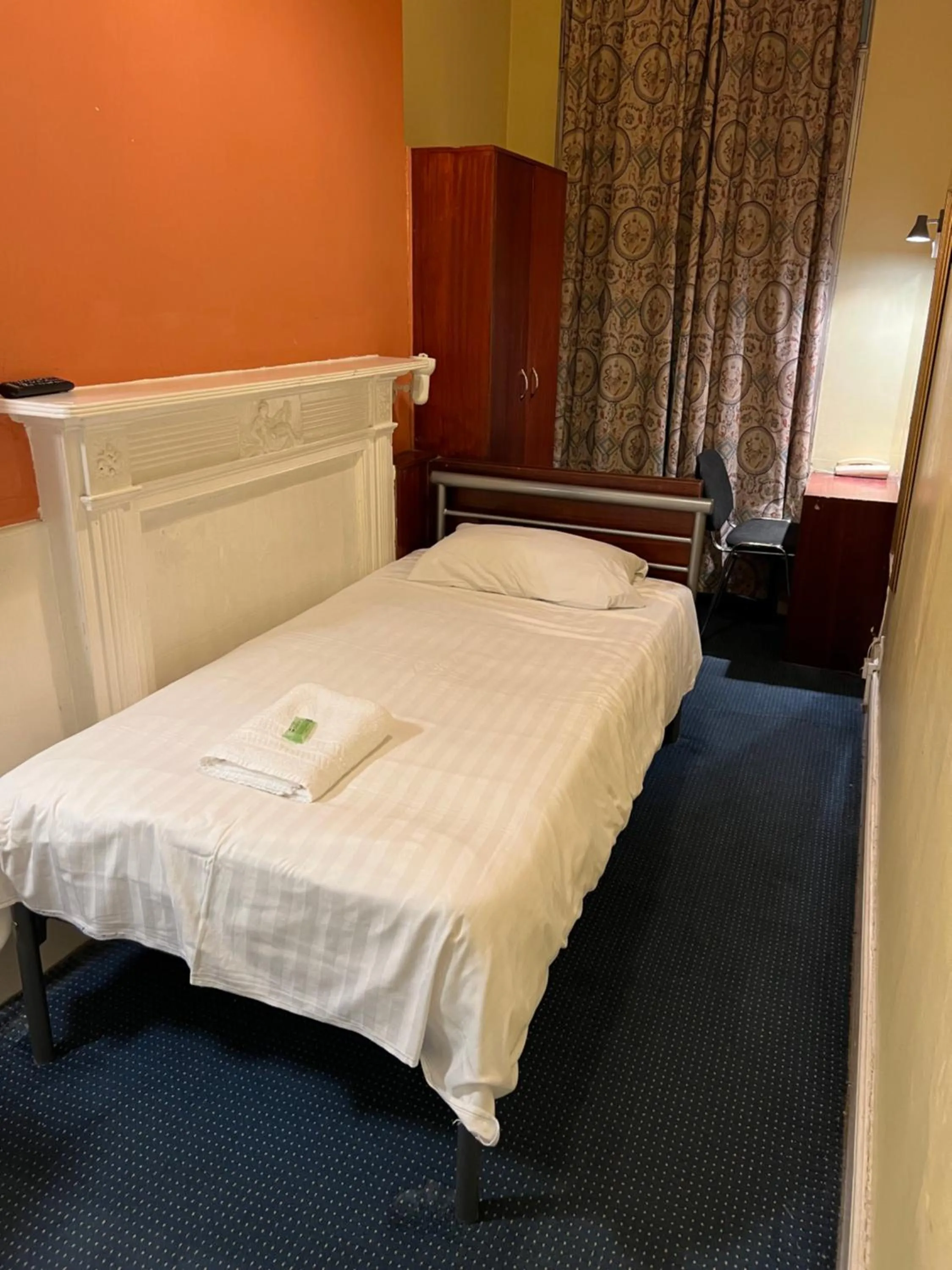 Bedroom, Bed in Gresham Hotel Bloomsbury