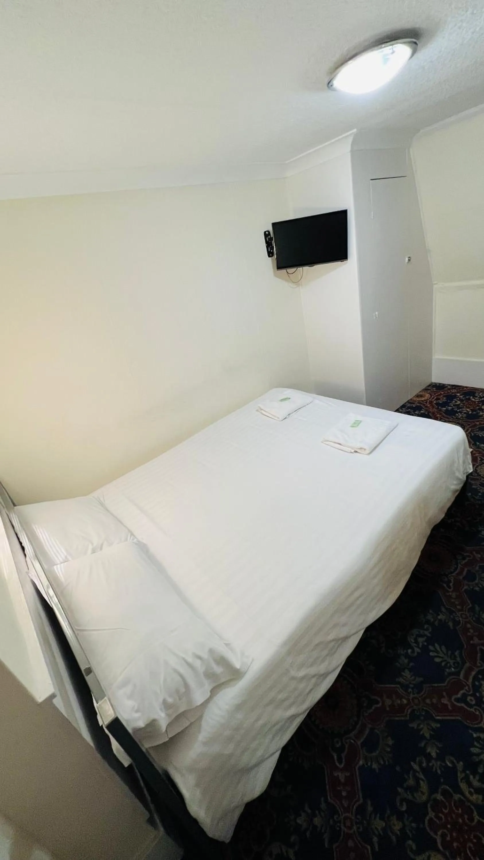Bedroom, Bed in Gresham Hotel Bloomsbury