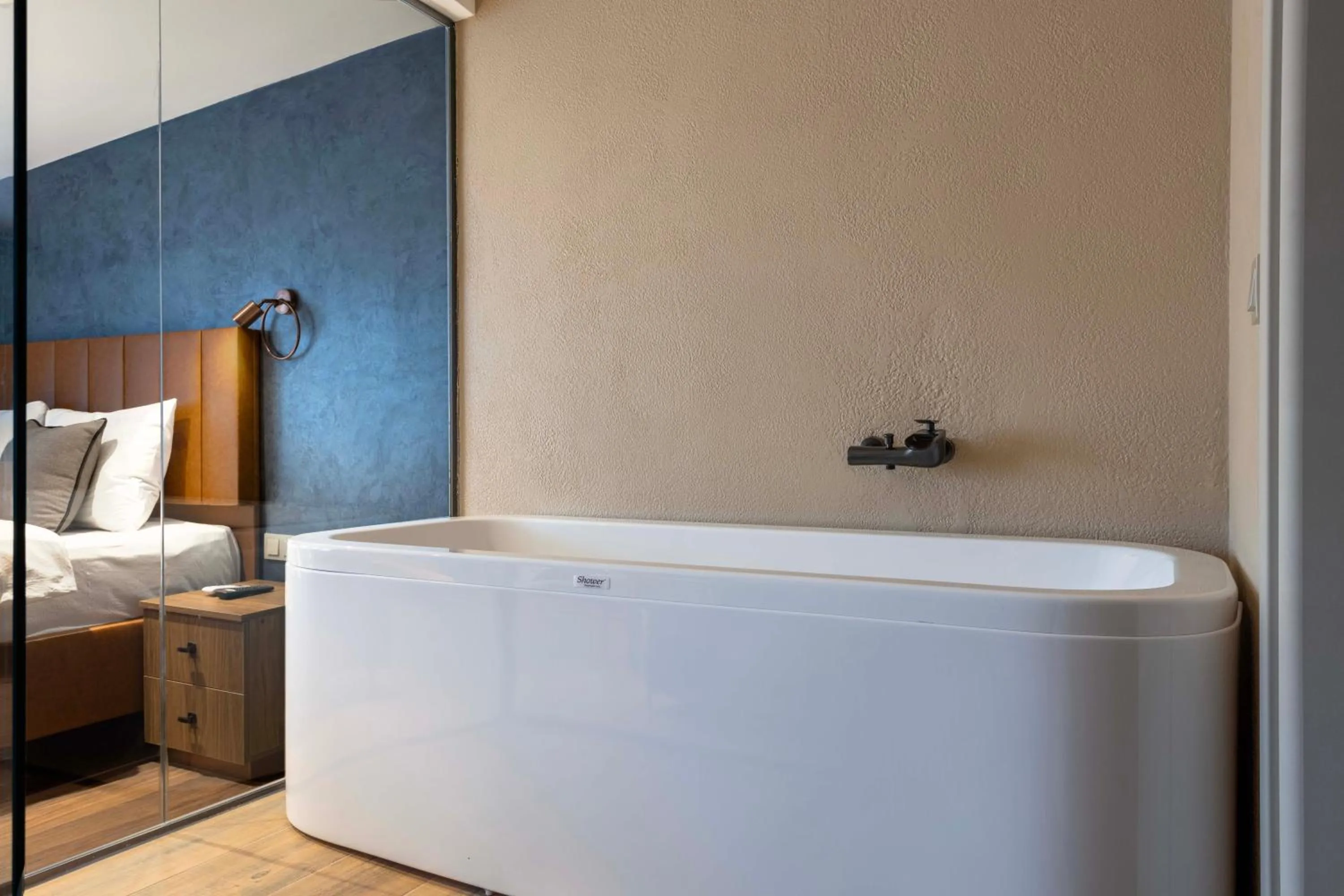 Hot Tub, Bed in Marlon Hotel