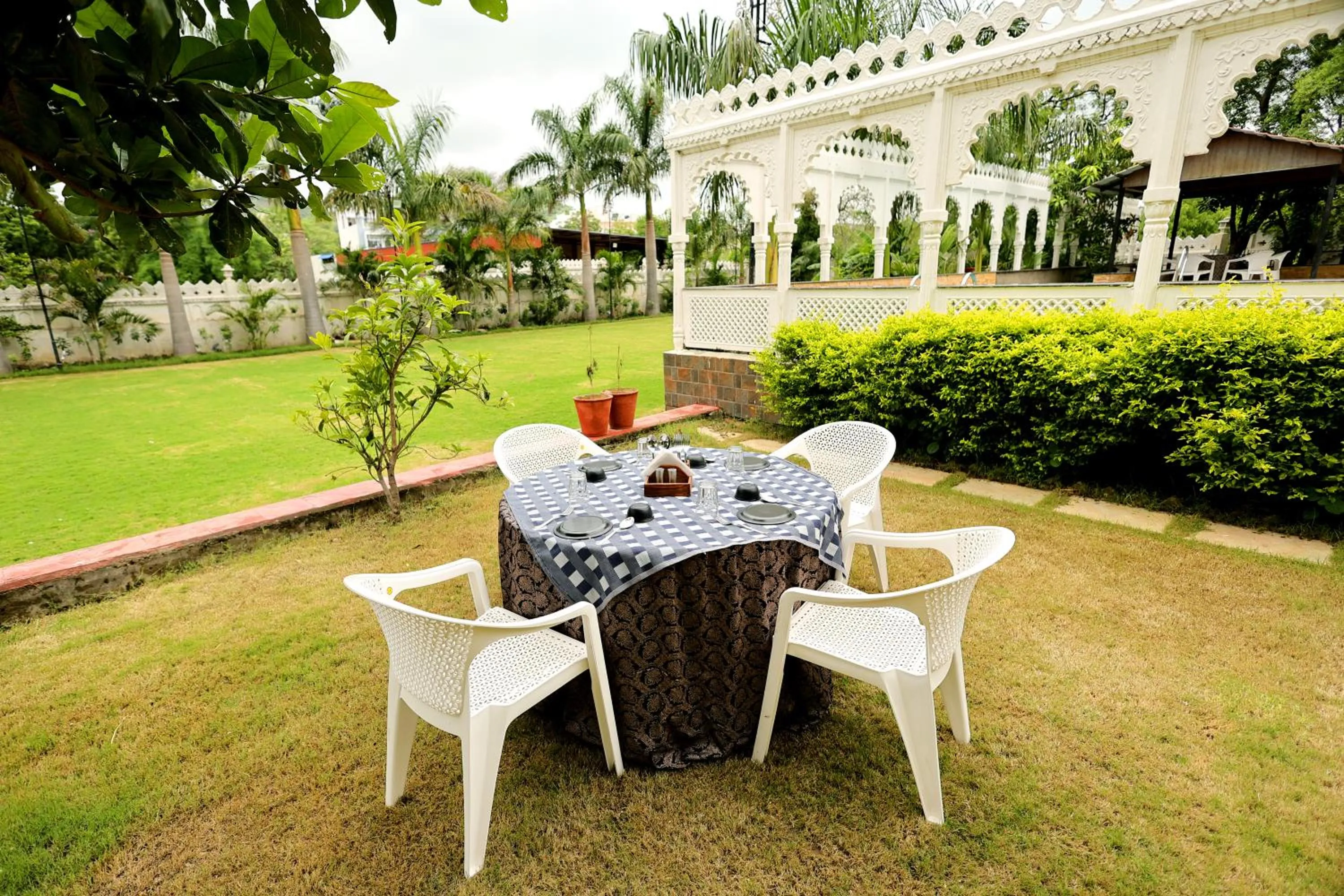 Garden in Manas Resort by Rudrakshi