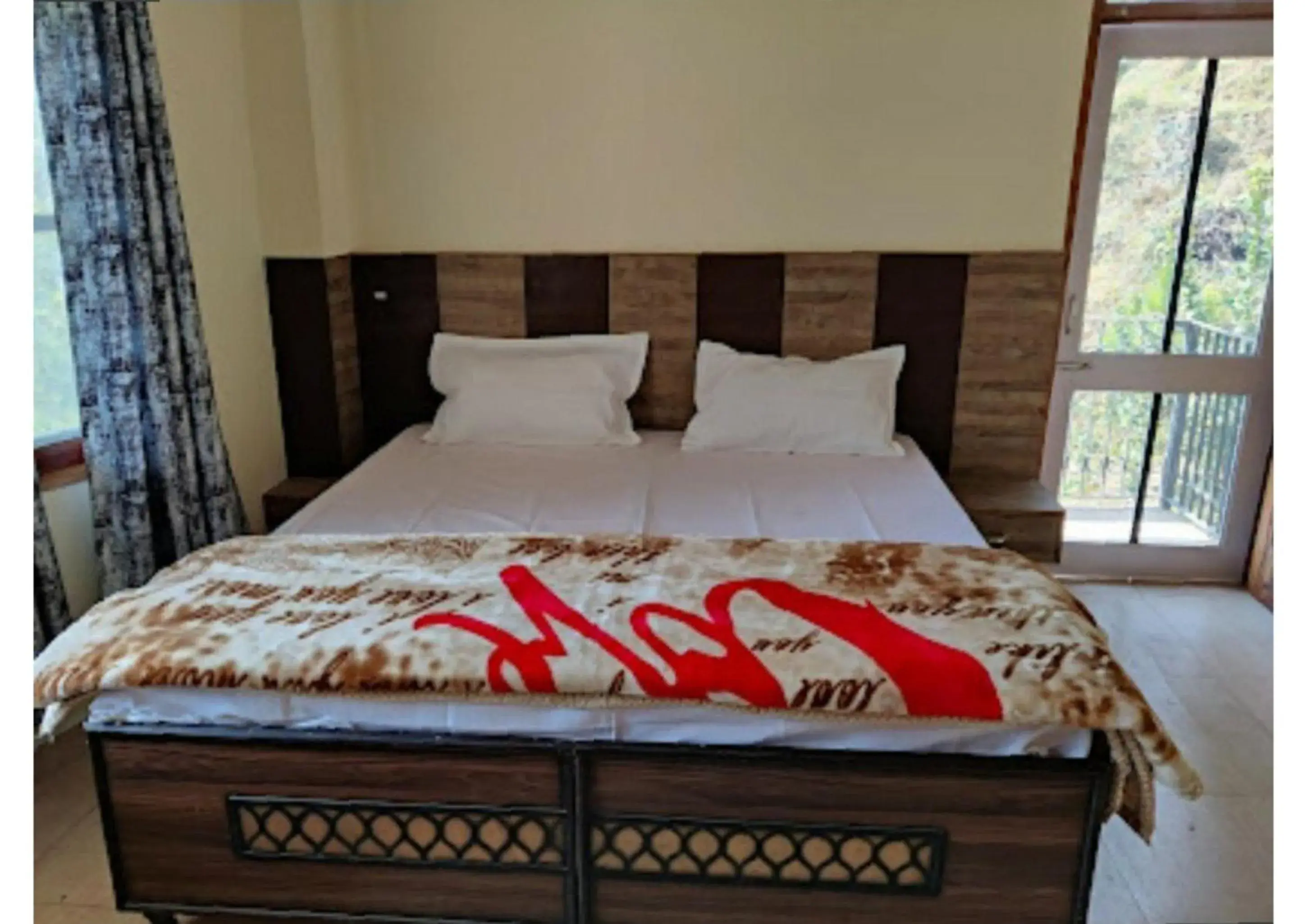 Bed in Goroomgo Homestay Sukh Dham Shimla - Homestay Like Home Feeling Mountain View Bed in Goroomgo Homestay Sukh Dham Shimla - Homestay Like Home Feeling Mountain View