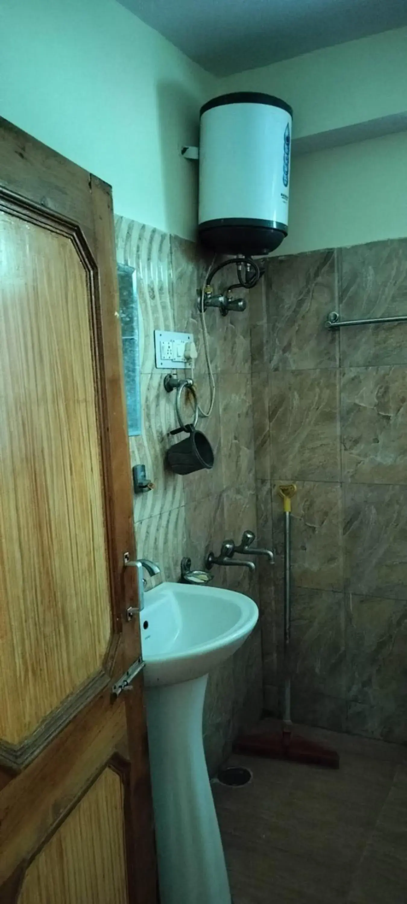 Shower, Bathroom in Goroomgo Homestay Sukh Dham Shimla - Homestay Like Home Feeling Mountain View Shower, Bathroom in Goroomgo Homestay Sukh Dham Shimla - Homestay Like Home Feeling Mountain View