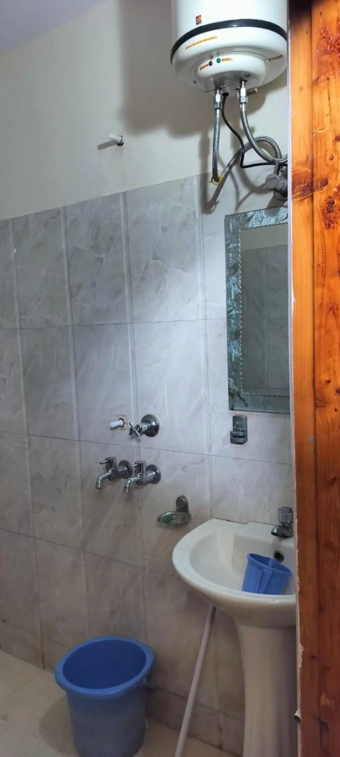 Shower, Bathroom in Goroomgo Homestay Sukh Dham Shimla - Homestay Like Home Feeling Mountain View Shower, Bathroom in Goroomgo Homestay Sukh Dham Shimla - Homestay Like Home Feeling Mountain View