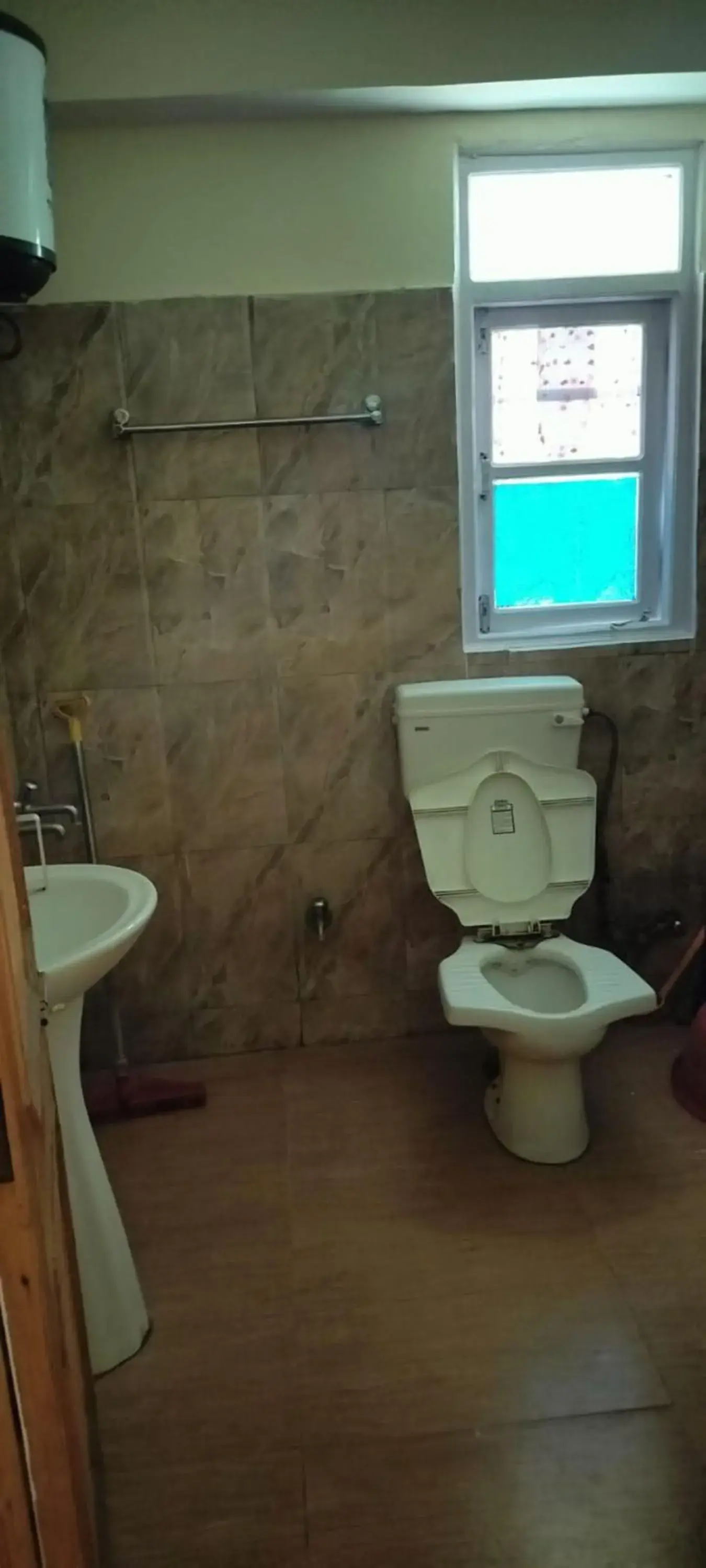 Toilet, Bathroom in Goroomgo Homestay Sukh Dham Shimla - Homestay Like Home Feeling Mountain View Toilet, Bathroom in Goroomgo Homestay Sukh Dham Shimla - Homestay Like Home Feeling Mountain View
