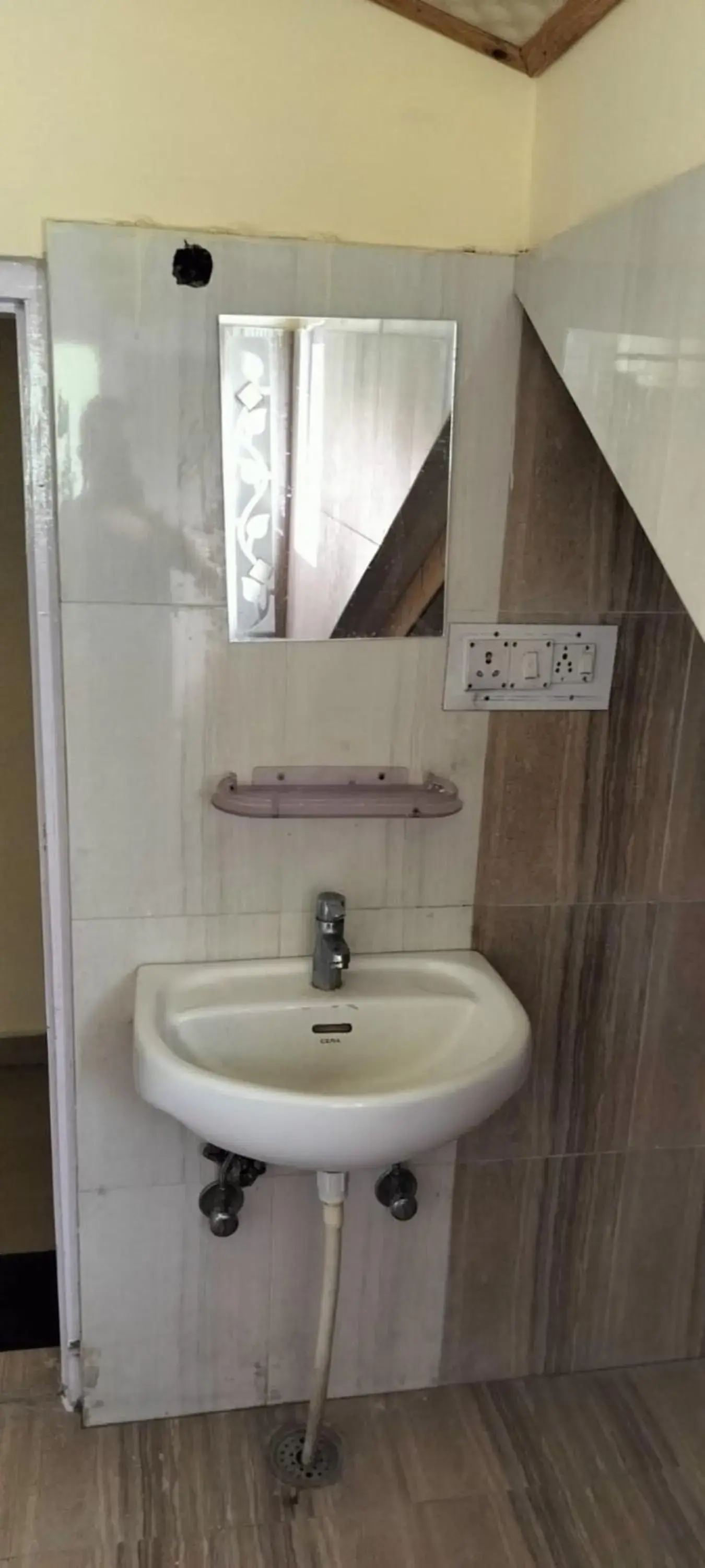 Bathroom in Goroomgo Homestay Sukh Dham Shimla - Homestay Like Home Feeling Mountain View Bathroom in Goroomgo Homestay Sukh Dham Shimla - Homestay Like Home Feeling Mountain View