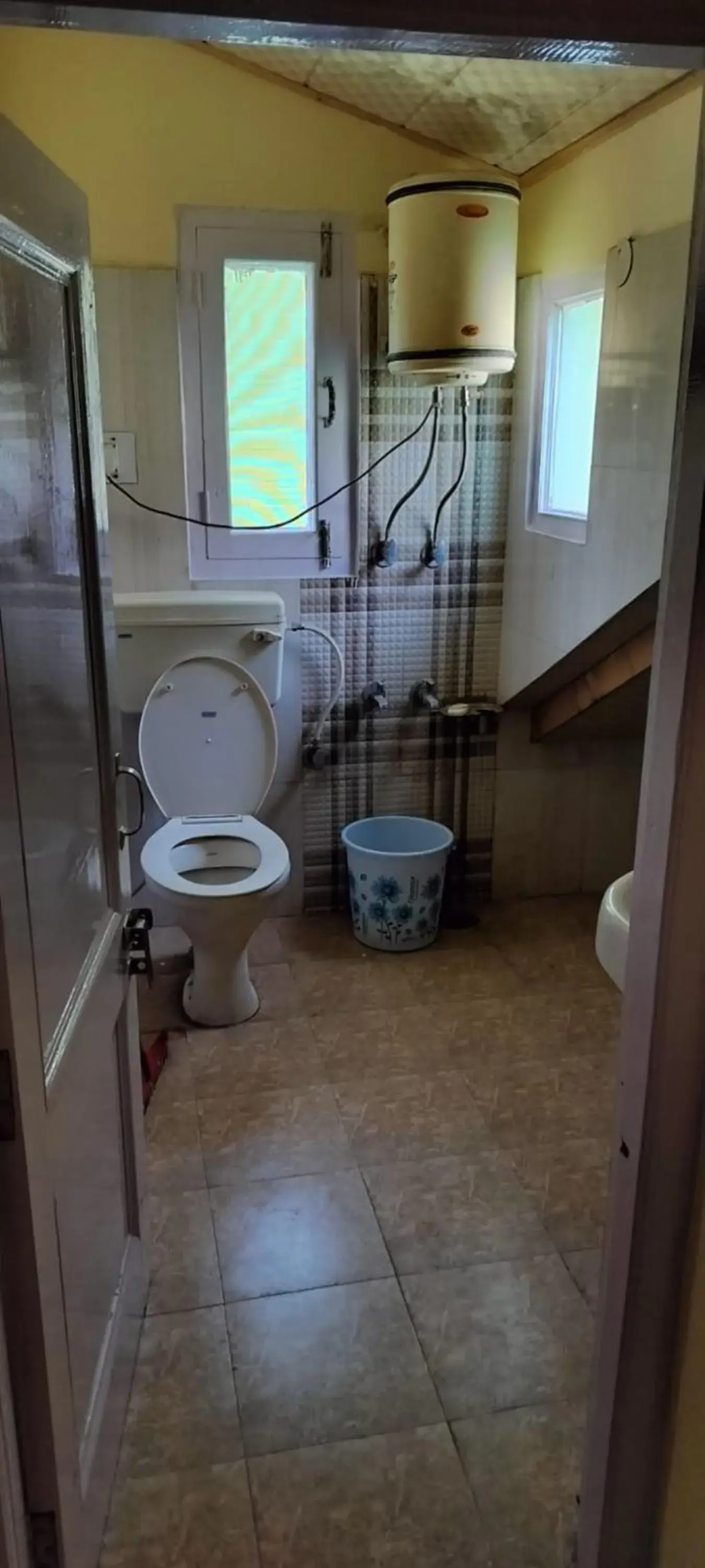 Toilet, Bathroom in Goroomgo Homestay Sukh Dham Shimla - Homestay Like Home Feeling Mountain View Toilet, Bathroom in Goroomgo Homestay Sukh Dham Shimla - Homestay Like Home Feeling Mountain View