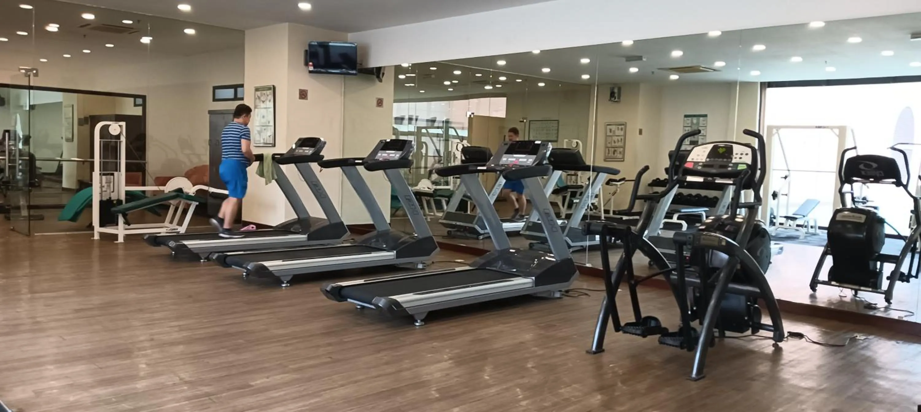 Fitness centre/facilities in EMAS Service Suite Times Square