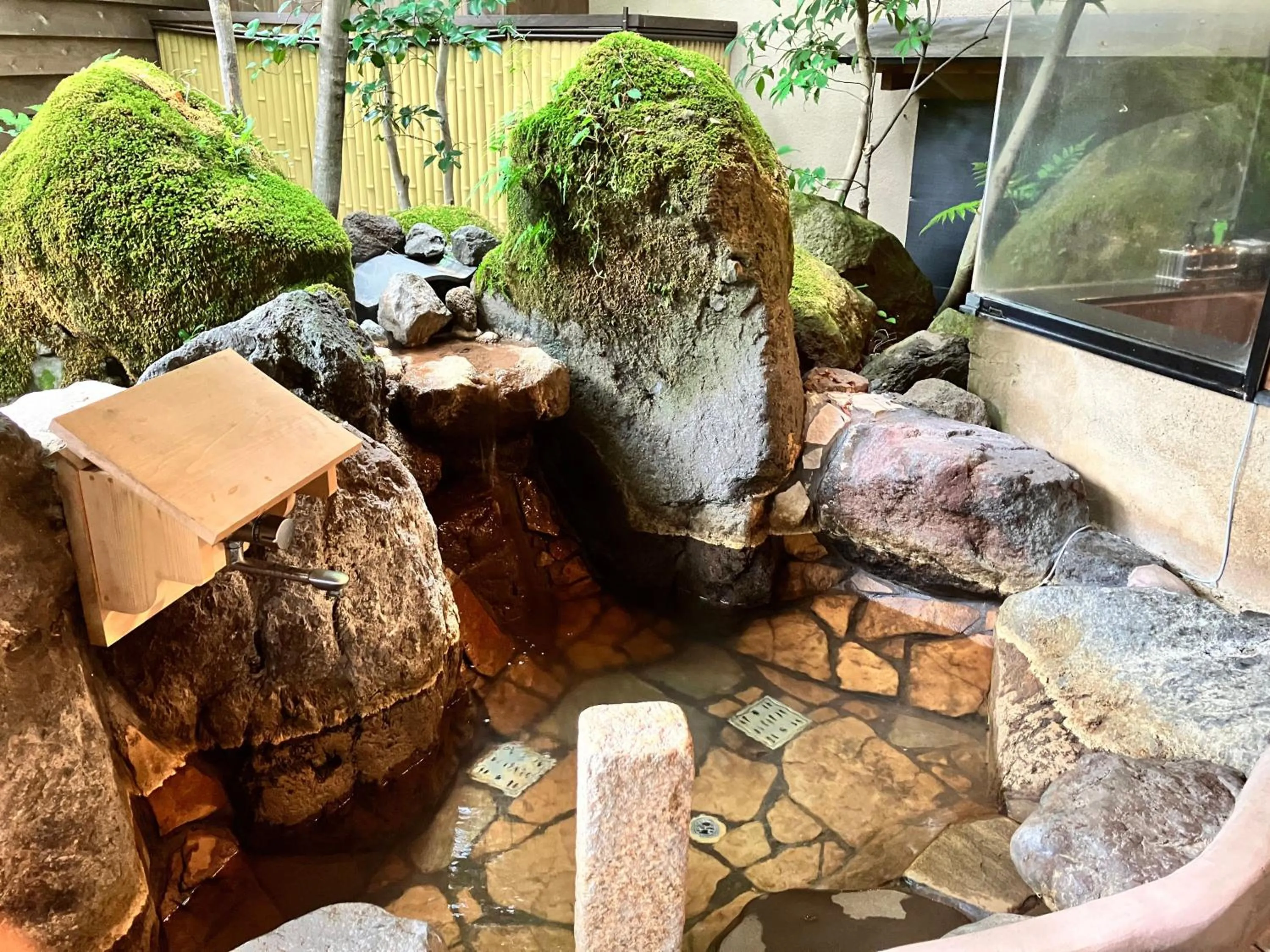 Open Air Bath in Yufuin Rakuyu
