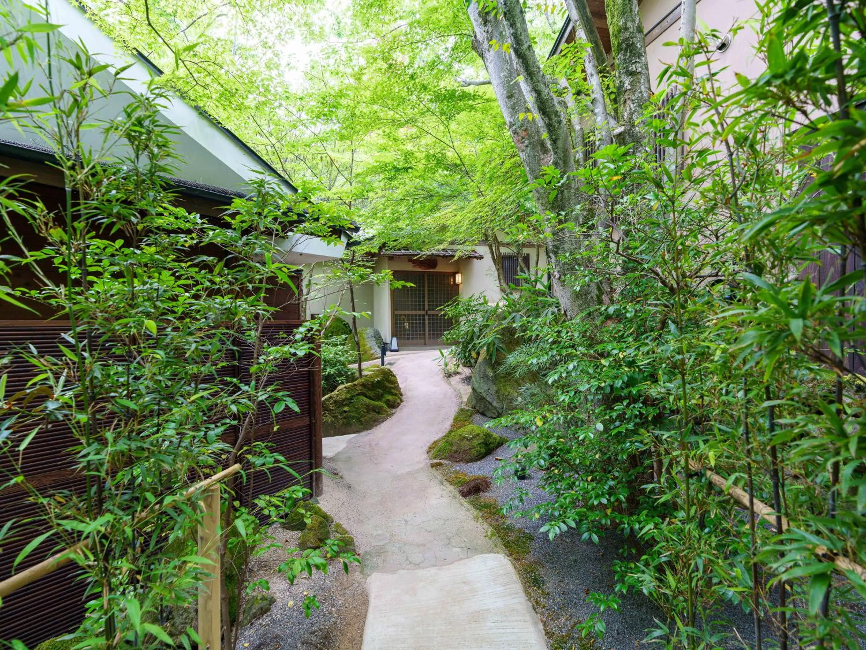 Area and facilities in Yufuin Rakuyu