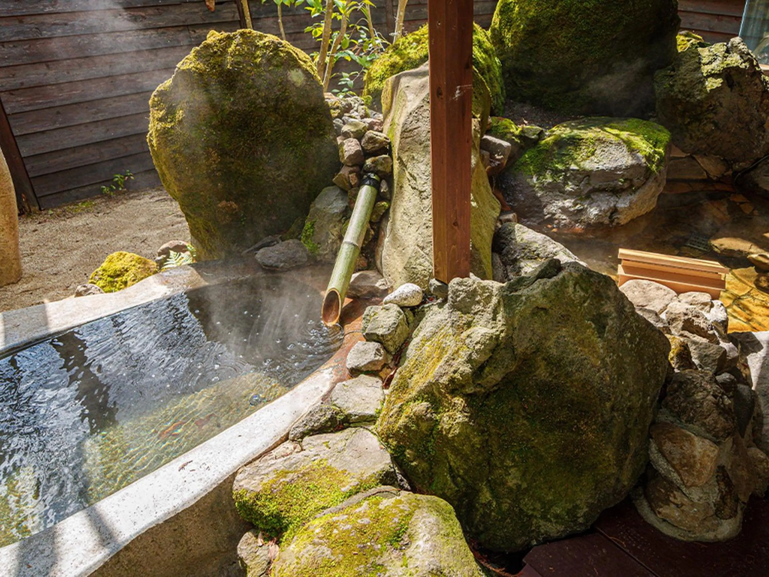 Hot Spring Bath in Yufuin Rakuyu
